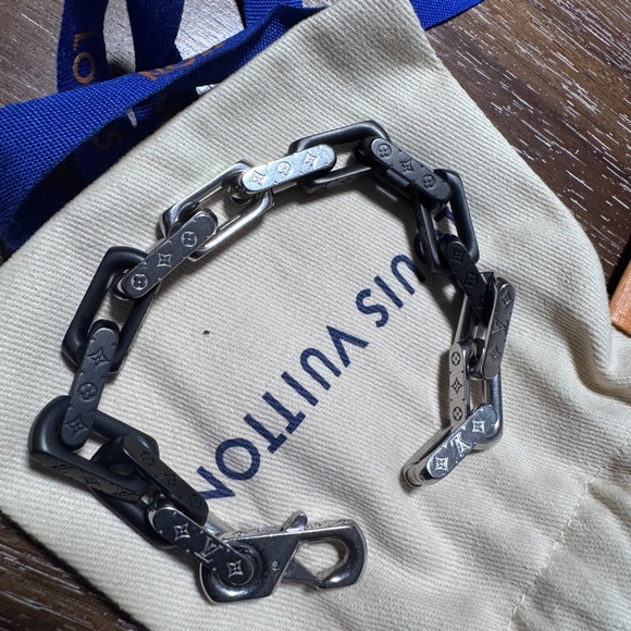LOUIS VUITTON Monogram Chain Bracelet - Picture 3 of 4